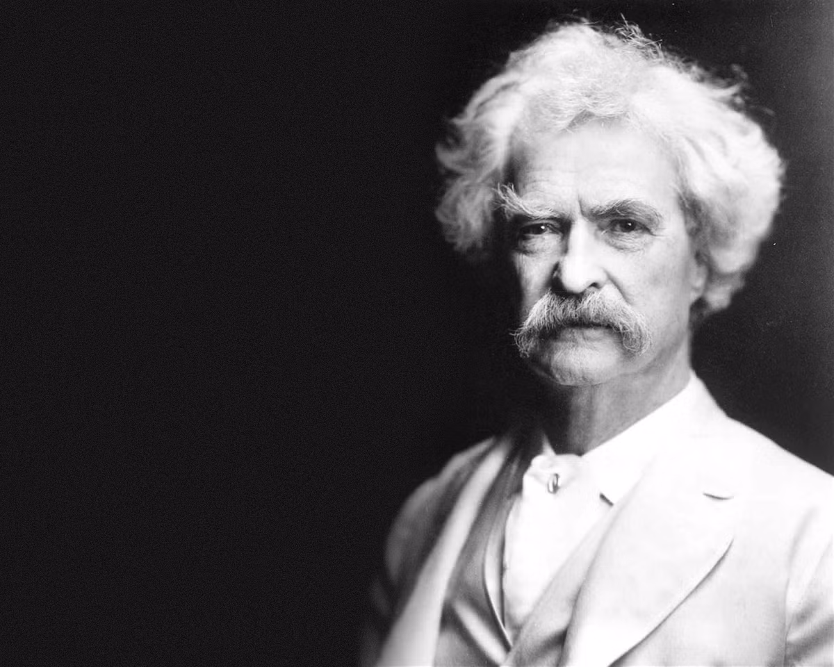 3. Mark Twain và sao chổi. Bên cạnh các tác phẩm văn chương xuất sắc, nhà văn Mỹ nổi tiếng thế giới Mark Twain được nhiều người biết đến bởi khả năng tiên tri chuẩn xác về cái chết của bản thân. Năm 1909, nhà văn Mark Twain đã nói: "Tôi được sinh ra vào ngày sao chổi Halley xuất hiện năm 1835. Nó sẽ đến 1 lần nữa vào năm tới và tôi mong đợi được đi chơi với nó. Sự thất vọng lớn nhất của cuộc đời tôi là không được đi cùng sao chổi Halley".