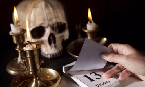 1. Nỗi ám ảnh con số 13. Một điều trùng hợp đến khó tin đó là tại một số quốc gia, thứ Sáu ngày 13 là một ngày xui xẻo, điềm rủi hay ngày xấu. Thậm chí, một số người quyết định ở trong nhà cả ngày hôm đó, không làm bất cứ điều gì vì lo sợ những điều tồi tệ sẽ xảy đến.