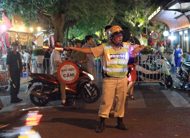 Theo đại diện Phòng CSGT, hình ảnh mới này góp phần làm giảm ùn tắc tại các tuyến đường vòng ngoài khu vực đi bộ. "Họ chú ý hơn đến hiệu lệnh của người làm nhiệm vụ, do đó đêm khai mạc không có điểm ùn tắc", vị đại diện nói.