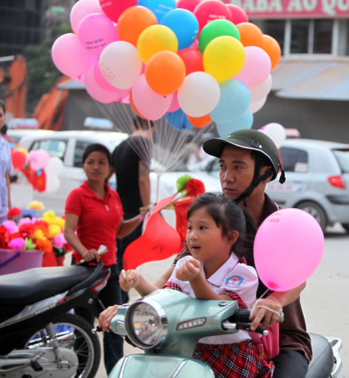 Không chỉ tiềm ẩn nguy cơ gây cháy nổ, bỏng nặng cho người sử dụng mà bóng bay còn rất dễ gây ngộ độc cho trẻ nhỏ nếu tiếp xúc bằng miệng (ngậm, mút...) bởi các chất tạo màu cho bóng bay phần lớn dùng trong công nghiệp như mực in, thuốc nhuộm…