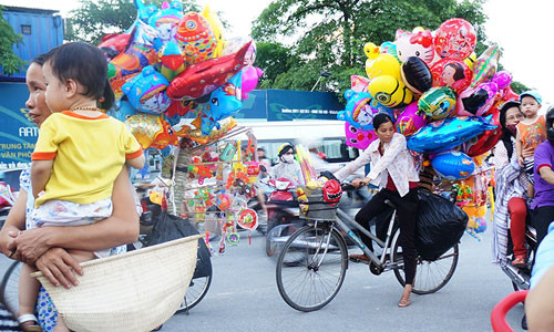 Dạo qua một vòng các cổng trường học ở Thủ đô, đặc biệt là các trường mẫu giáo, tiểu học không khó để bắt gặp những người bán bóng bay với số lượng hàng chục thậm chí hàng trăm quả luôn miệng mời chào phụ huynh và các em nhỏ.