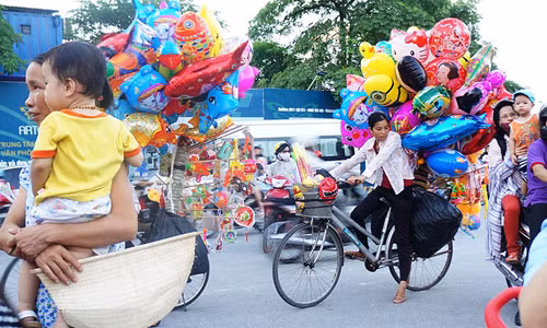 Dạo qua một vòng các cổng trường học ở Thủ đô, đặc biệt là các trường mẫu giáo, tiểu học không khó để bắt gặp những người bán bóng bay với số lượng hàng chục thậm chí hàng trăm quả luôn miệng mời chào phụ huynh và các em nhỏ.