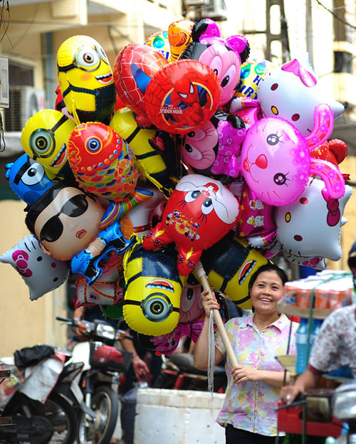 PGS.TS Nguyễn Tiến Dũng (Khoa Nhi, Bệnh viện Bạch Mai) cảnh báo: “Hầu hết các loại bóng bay trên thị trường hiện nay đều rất độc khi cho trẻ nhỏ thổi, ngậm, mút hay cầm tay. Nó sẽ ảnh hưởng trực tiếp đến sự phát triển về thể chất và tinh thần chưa hoàn chỉnh của trẻ.”