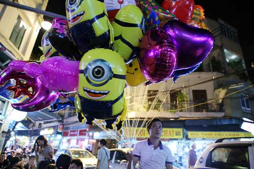 Không chỉ hấp dẫn trẻ nhỏ, mà nhiều người lớn cũng vô cùng yêu thích món đồ chơi sặc sỡ, nhiều màu sắc này. Dạo qua khu vực phố cổ đêm cuối tuần có tới hàng chục người bán bóng bay chen nhau trên phố mời chào du khách.