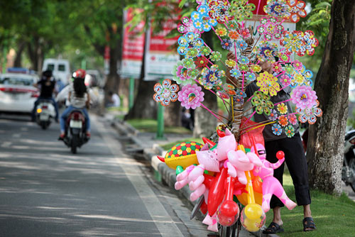 Hay vụ nổ bóng bay trong buổi lễ mừng trường chuẩn quốc gia tại Trường THCS Suối Dây (huyện Tân Châu, Tây Ninh) khiến 11 học sinh và 2 thầy giáo bị bỏng phải nhập viện cấp cứu.