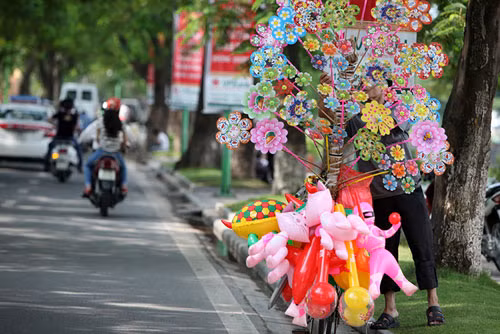 Hay vụ nổ bóng bay trong buổi lễ mừng trường chuẩn quốc gia tại Trường THCS Suối Dây (huyện Tân Châu, Tây Ninh) khiến 11 học sinh và 2 thầy giáo bị bỏng phải nhập viện cấp cứu.