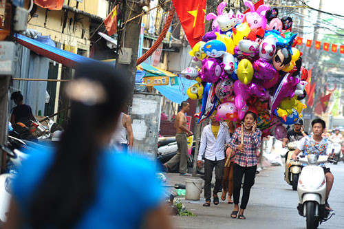 Lý giải về nguyên nhân gây nổ bóng bay, bác sĩ Thống cho biết, bóng bay thường được bơm khí hydro (hoặc acetylene) là những chất khí rất dễ cháy. Khi bóng ở gần nguồn nhiệt như tàn thuốc, bật lửa, ánh nắng mặt trời… có thể phát nổ, cháy gây bỏng cho những người đứng gần.
