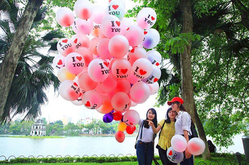 Trao đổi với PV, bác sĩ Nguyễn Thống (Trưởng khoa bỏng Bệnh viện Xanh Pôn, Hà Nội) cho biết, khoảng 10 năm gần đây, mỗi năm bệnh viện có hàng chục trường hợp nguy kịch vì cháy bóng bay và nổ bình khí hydro trong những ngày lễ, ngày Tết và Lễ Khai giảng.