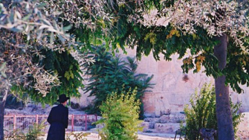 Đối với người Do Thái, Gan Eden chính là thiên đường và thường được so sánh với Vườn Địa đàng trong Kinh Thánh. Một số người suy đoán Gan Eden nằm ở một nơi nào đó ở Trung Đông nhưng không rõ vị trí chính xác.