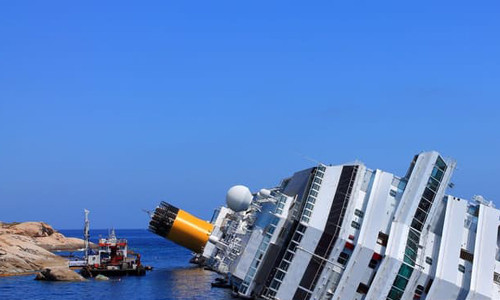 1. Ngày 13/1/2012, tàu du lịch Costa Concordia chở theo 4.252 người đã đâm trúng đá ngầm gần đảo Giglio của Italy. Vụ việc khiến con tàu bị lật nghiêng và chìm dưới đáy biển. 32 người đã thiệt mạng trong vụ chìm tàu tàu du lịch Costa Concordia.