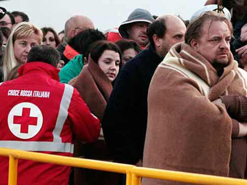 Ngay sau khi xảy ra vụ việc, thuyền trưởng tàu du lịch Costa Concordia, ông Francesco Schettino, bị cảnh sát áp giải ra xe. Theo công ty sở hữu tàu bị lật tại Italy, thuyền trưởng Schettino đã cho tàu di chuyển quá gần bờ và không tuân thủ quy định an toàn của công ty trong quá trình xử lý tình huống khẩn cấp.