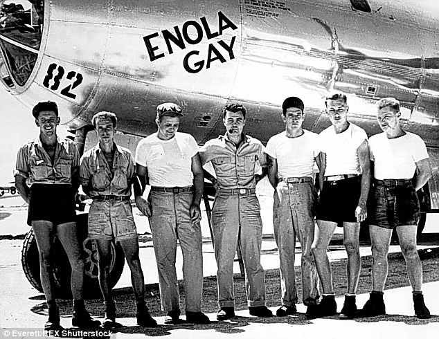 Trên máy bay Enola Gay làm nhiệm vụ ném bom nguyên tử xuống thành phố Hiroshima ngày 6/8/1945, 12 viên thuốc xyanua cực độc được để trong buồng lái. Các thành viên trong tổ bay đó được huấn luyện sẽ uống số thuốc độc đó trong trường hợp nhiệm vụ gặp biến cố.