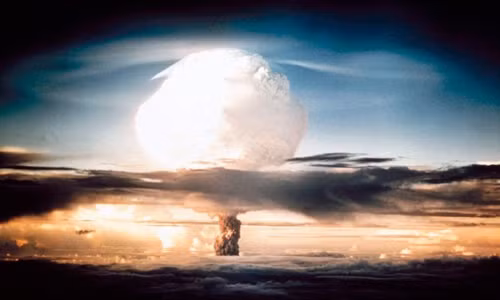 Theo một số tài liệu lịch sử, Mỹ thả tờ rơi xuống 33 thành phố của Nhật Bản, bao gồm cả Hiroshima và Nagasaki trước khi thả bom hạt nhân xuống 2 thành phố này. Nội dung tờ rơi tiết lộ Mỹ cảnh báo người dân Nhật Bản trước khi thả bom hạt nhân xuống hai thành phố Hiroshima (6/8/1945) và Nagasaki (9/8/1945) nhưng không nói rõ cụ thể thành phố sẽ trở thành mục tiêu của thảm họa hạt nhân.