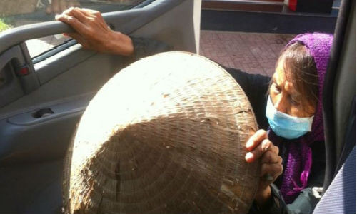 Xuc dong chuyen cu gia ben duong lang thang tim chau