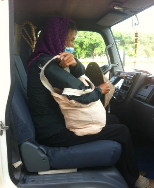 Xuc dong chuyen cu gia ben duong lang thang tim chau-Hinh-3