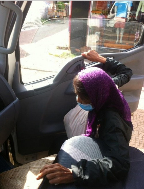 Xuc dong chuyen cu gia ben duong lang thang tim chau-Hinh-2