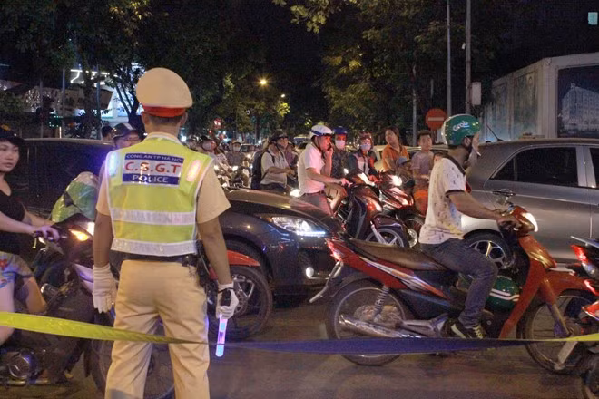 Áo phát sáng có dạng lưới, phía trước và sau gắn 4 đèn với nhiều chế độ nhấp nháy và chiếu sáng. Gậy chỉ huy giao thông có đèn LED, đa màu sắc. Hình ảnh mới của CSGT thủ đô hút ánh nhìn người dân Hà Nội và du khách.