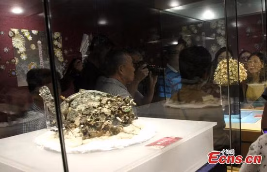 Hiện vương miện của Tiêu hoàng hậu đang được trưng bày trong một buổi triển lãm ở Dương Châu, tỉnh Giang Tô.