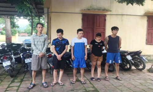 Cap doi dong gia tinh nhan di trom xe may