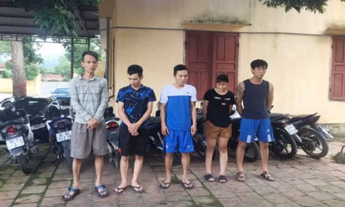 Cap doi dong gia tinh nhan di trom xe may