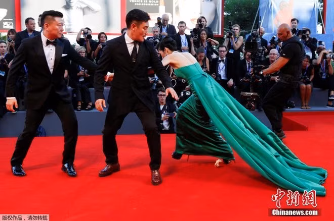 Lương Kính Kha tốt nghiệp Học viện điện ảnh Bắc Kinh khóa 1999, là diễn viên hàng thực lực của Trung Quốc. Năm 2007, cô gây chú ý khi tham gia phim Anh hùng vô danh và nhận được giải tại LHP Quốc tế Seoul. Ngoài ra, cô còn gây tiếng vang nhờ Tân Thiếu Lâm Tự (hợp tác với Thành Long, Lưu Đức Hoa, Tạ Đình Phong), Yêu anh nhất, Thất tình 33 ngày (Văn Chương, Bạch Bá Hà)