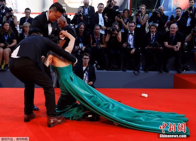 Lương Kính Kha nhận được sự giúp đỡ của các thành viên đi trong đoàn sau sự cố váy áo. Đến giờ, cô chưa đưa ra phản hồi sau nghi vấn "đóng kịch".