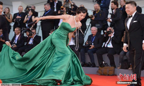 Tuy nhiên sự cố xảy ra khi người đẹp Lương Kính Kha bị ngã do vấp váy.