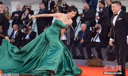 Tuy nhiên sự cố xảy ra khi người đẹp Lương Kính Kha bị ngã do vấp váy.