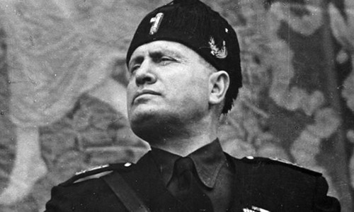 Mussolini là "chiến hữu" của Hitler cùng đồng hành trong Chiến tranh thế giới 2. Khi phe phát xít từng bước bại trận trước quân Đồng Minh, Mussolini bị bắt và đưa vào tòa án binh. Sau đó, Mussolini và người tình bị hành hình bằng cách treo cổ.