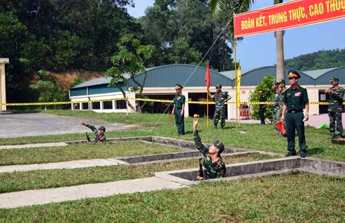 Vượt hào chữ U và ném lựu đạn trúng đích.