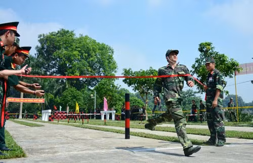 Cán băng đích đầu tiên.