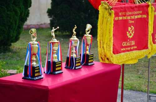 Cup vàng chờ về tay nhà vô địch.