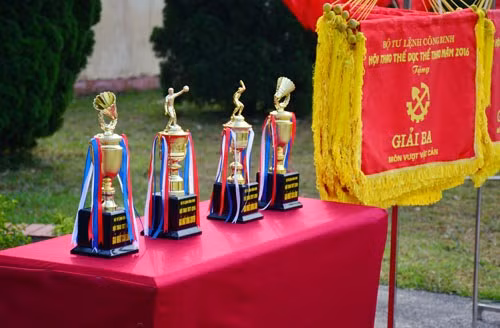 Cup vàng chờ về tay nhà vô địch.