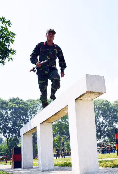 Khéo léo và nhanh chóng qua cầu độc mộc.