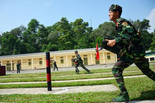 Thể hiện sức mạnh khi phăng phăng bê hòm đạn.