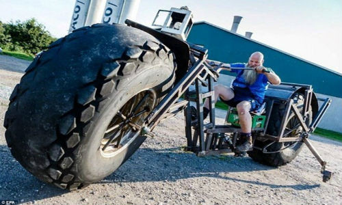 Xe dap 2 banh khong lo nang gan 940 kg gay choang