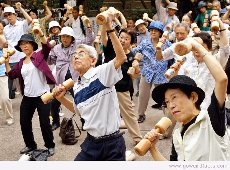 Đảo Okinawa ở Nhật Bản là nơi sinh sống của hơn 450 người sống thọ hơn 100 tuổi. Chính vì vậy, nơi đây được biết đến là vùng đất thiên đường, người dân sống rất thọ, sống vui và sống khỏe.