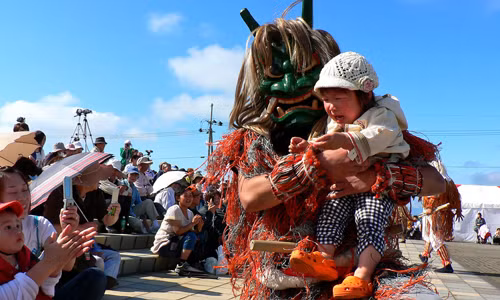 Người Nhật Bản có truyền thống đón Tết Dương lịch vô cùng độc đáo. Vào đêm giao thừa, người dân sẽ mời quỷ Sinh Bác (Namahage - Sinh là sinh mệnh, Bác là tước bỏ) đến nhà bắt trẻ lười và con dâu không hiếu thuận, cũng là để trừ ma diệt tà.