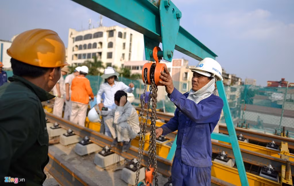 Theo kế hoạch, đến cuối năm nay công việc lắp đặt ray sẽ hoàn thành.