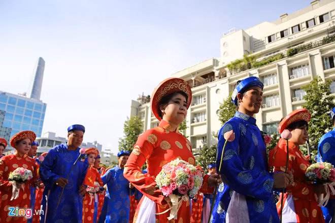 Những đôi uyên ương tập trung ở Công viên tượng đài Chủ tịch Hồ Chí Minh (trước UBND TP) để làm lễ dâng hoa.