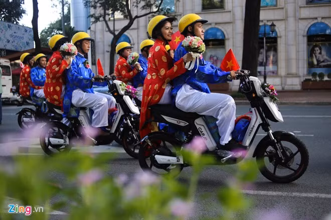 Ông Dương Ngọc Tuấn - Giám đốc Trung tâm Hỗ trợ Thanh niên Công nhân cho biết, tham gia lễ cưới tập thể 2016, các đôi uyên ương tham gia chương trình được nhận một số quà cưới có giá trị như: Một bàn tiệc cưới trị giá 5 triệu đồng, một cặp nhẫn cưới, sổ tiết kiệm trị giá 600.000 đồng, ảnh cưới và album cưới trị giá 1.500.000 đồng/bộ...