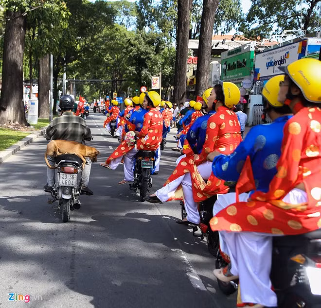 Đoàn xe đi qua đường Pasteur rợp bóng cây xanh.