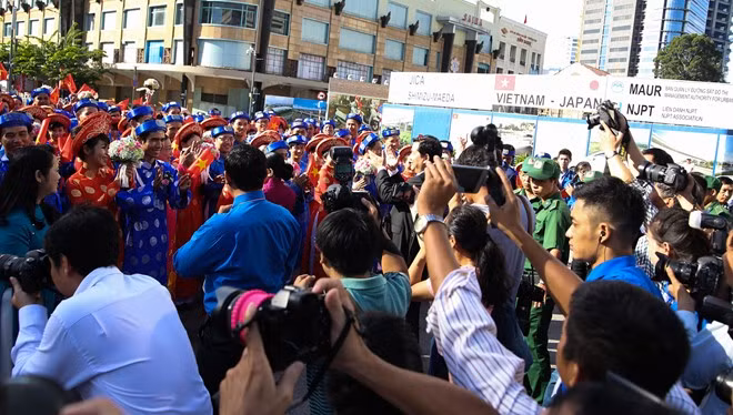 Đây là đám cưới có số lượng nhiếp ảnh gia lên tới cả trăm người, gồm cả phóng viên báo chí cũng khách du lịch và người dân hiếu kì.