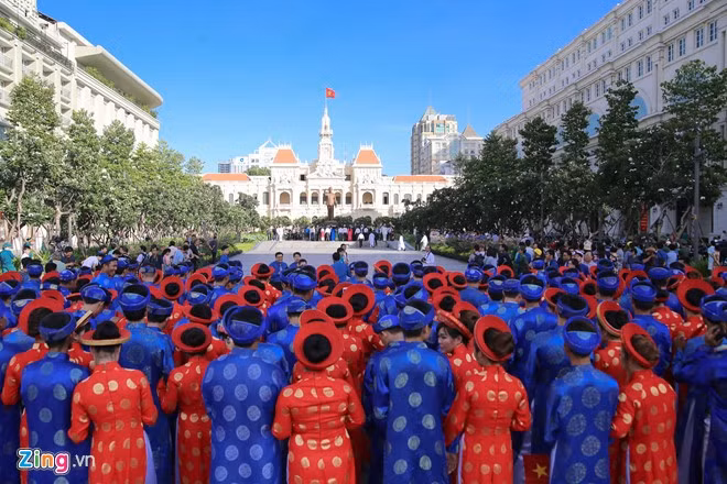 Theo Ban tổ chức, 100 cặp đôi tham gia là cán bộ đoàn hội có thành tích tốt trong lao động, công nhân có hoàn cảnh khó khăn nên không thể tự tổ chức đám cưới.
