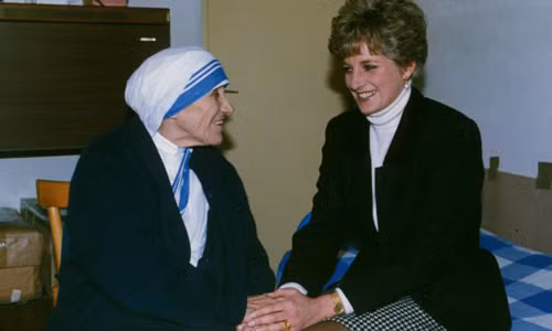 Công nương Diana nắm chặt tay của Mẹ Teresa ngày 19/2/1991.