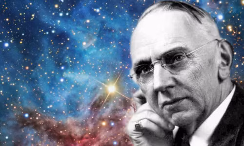 1. Dự đoán của nhà tiên tri "ngủ gật". Sau Nostradamus, Edgar Cayce là một nhà tiên tri nổi tiếng thế giới. Được mệnh danh là “nhà tiên tri ngủ gật”, ông đưa ra gần 15.000 lời tiên tri trong khi đang ngủ. Nhiều lời tiên đoán của ông về vận mệnh thế giới đã trở thành sự thật.