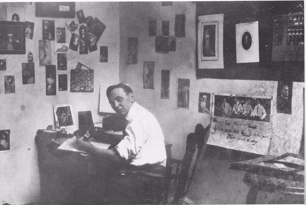 Trong số đó nổi tiếng nhất là lời tiên đoán của Edgar Cayce về Chiến tranh thế giới 1 và 2, cuộc Đại suy thoái, cái chết của Tổng thống Mỹ John F. Kennedy và Tổng thống Franklin D. Roosevelt chết khi đang trong nhiệm kỳ, cái chết của bản thân. Đặc biệt, nhà tiên tri này tiên đoán chuẩn xác sự xuất hiện và nắm quyền lực của Hitler.