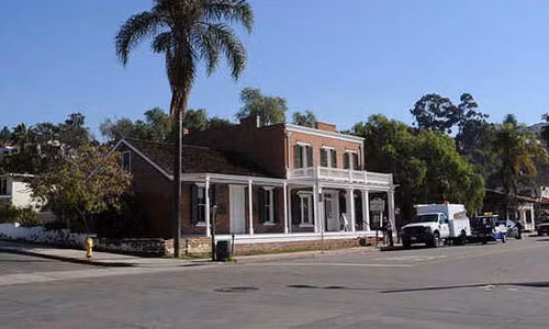 Whaley House tại San Diego, California được xây dựng năm 1857 là một ngôi nhà ma ám khét tiếng ở Mỹ. Trong đó, hồn ma nổi tiếng tại đây là James “Yankee Jim” Robinson - người bị treo cổ năm 1852 trên nền ngôi nhà. Vị trí đó từng là nơi hành hình các phạm nhân bằng cách treo cổ trước khi chủ nhân ngôi nhà này mua lại nó.