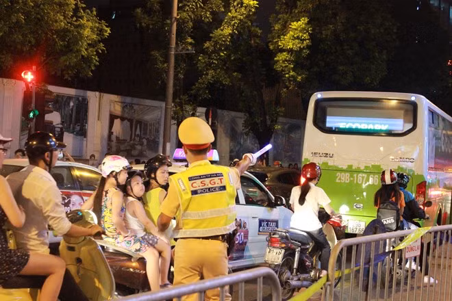 Đại tá Đào Vịnh Thắng - Trưởng phòng CSGT cho hay, PC67 đã đề xuất GĐ Công an Hà Nội trang bị 200 áo phát sáng và 200 gậy chỉ huy đèn LED để lực lượng này thí điểm dịp 2/9 và Tết Nguyên đán. Sau đó,trang phục mới sẽ áp dụng cho 15 tổ công tác 141 và toàn lực lượng.