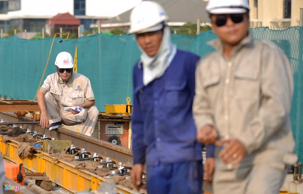 Các chuyên gia Trung Quốc tiến hành thực hiện kỹ thuật, chuyển giao công nghệ cho các công nhân, kỹ sư Việt Nam.